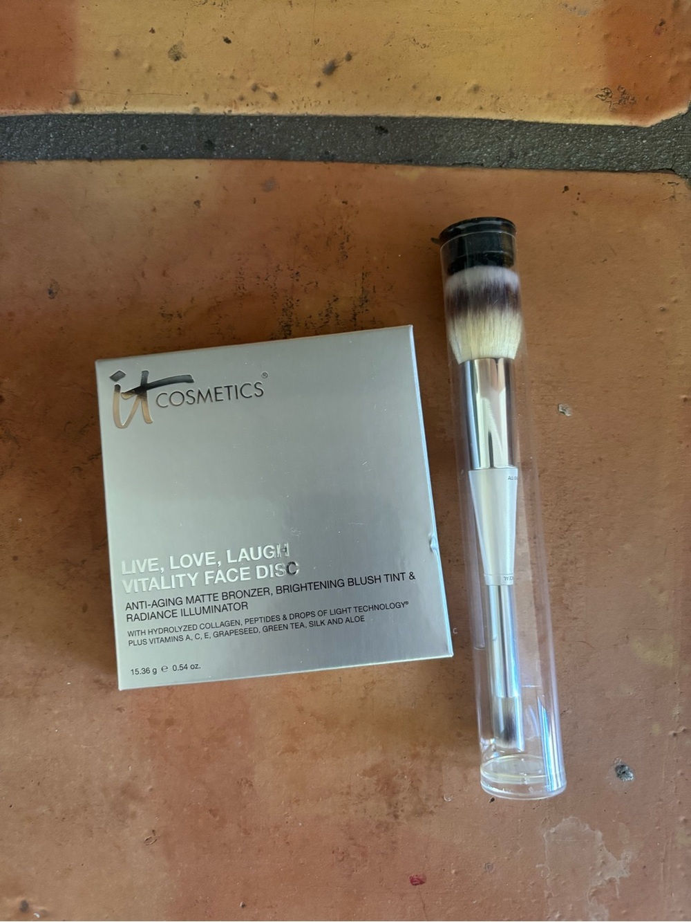 It Cosmetics Live Laugh Love Face Disc with Dual head Bye bye foundation brush